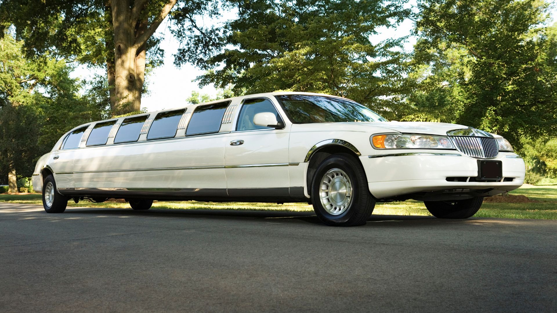 Experience Premium Travel with the Best Limo Vancouver Airport