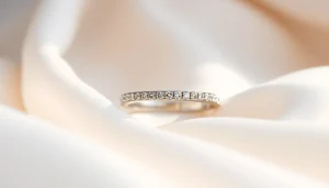 サテン生地の上で輝くダイヤモンドをあしらった見事な結婚指輪（結婚指輪）で、優雅さとロマンスを演出。